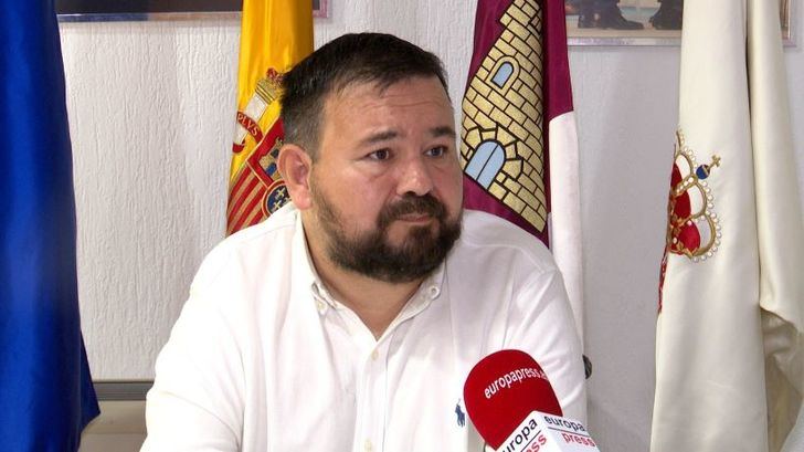 El alcalde de La Roda acusa a un edil del PP de gestionar un perfil anónimo que lleva años insultándole y pide su dimisión