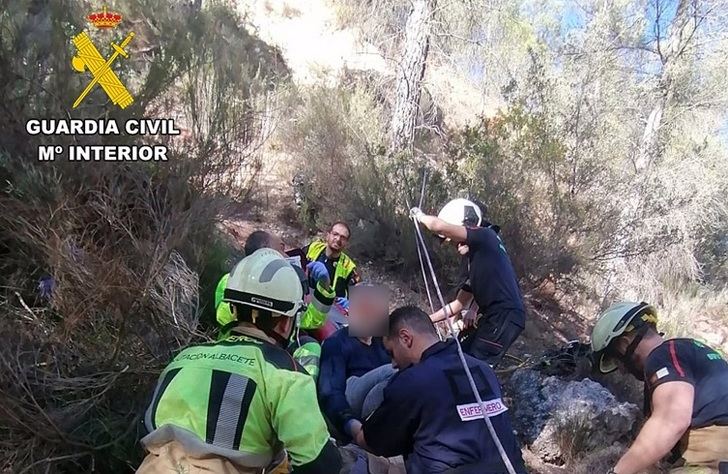 Rescatan en una cascada de Letur a una senderista que se fracturó una pierna tras una caída