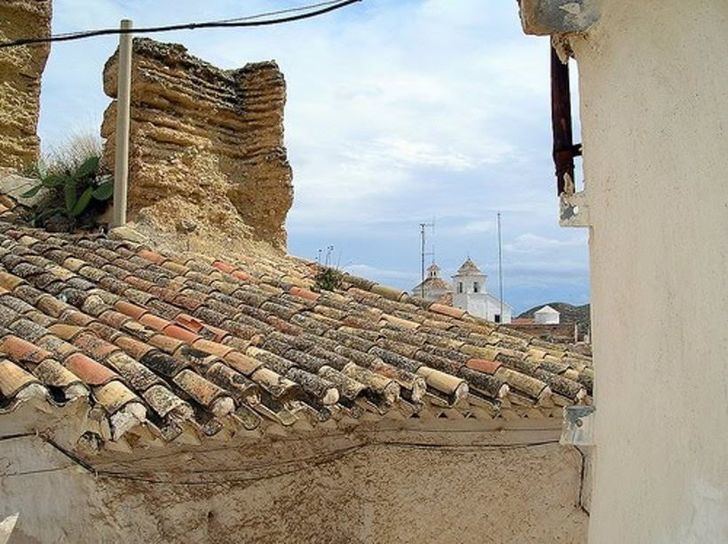 El alcalde Hellín precisa que los daños de lluvias han afectado a una tapia de una casa vieja, no a la ladera del castillo