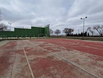 Mejoras en la pista de El Salobral con césped artificial