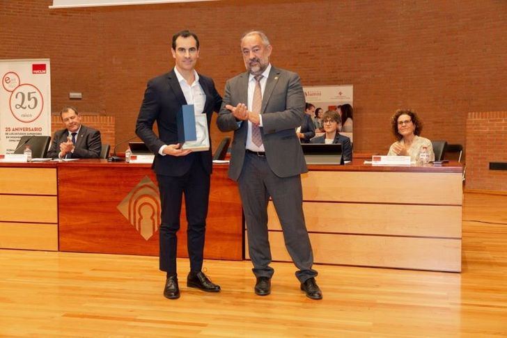 Reconocimiento a estudiantes y empresas en acto de graduación de la UCLM