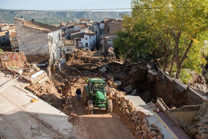 Cantero de Letur se une a la recuperación de su pueblo tras la devastación por la DANA