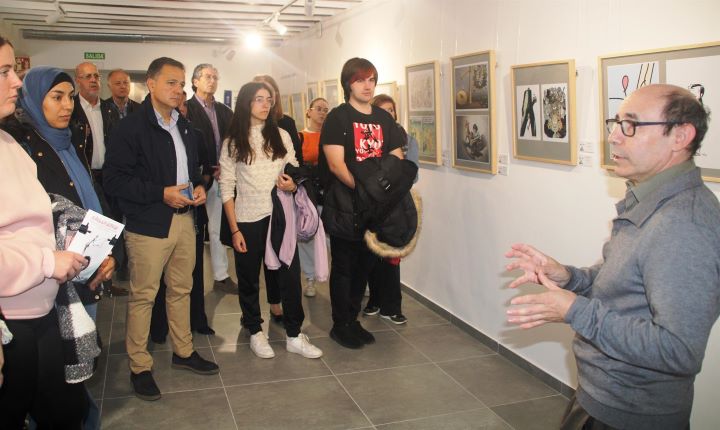 El alcalde de Albacete invita a la ciudadanía a visitar la exposición Niños sin sonrisa sobre derechos infantiles