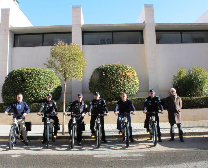 El alcalde de Albacete refuerza la Policía Local con nuevas bicicletas eléctricas y vehículos Ford Kuga