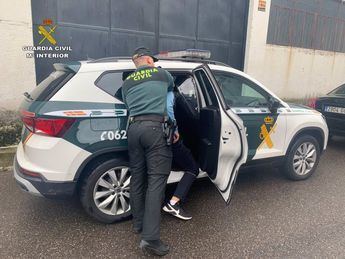 Detenidos en Santa Olalla por tráfico de drogas: la Guardia Civil intercepta un vehículo con cocaína y efectivo