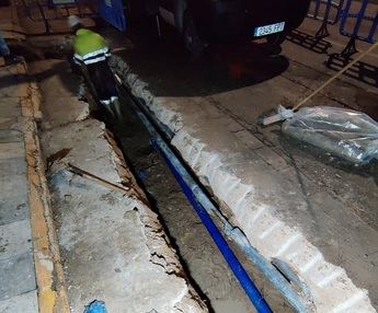 Reparación de avería en la calle Francisco Javier de Moya permite normalizar el servicio de agua potable