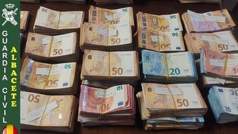 La Guardia Civil de Albacete incauta 250.000 euros a un ucraniano en un vehículo con compartimento oculto