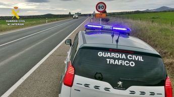 Reabren la carretera CM-412 en Montealegre del Castillo tras el vuelco de un camión