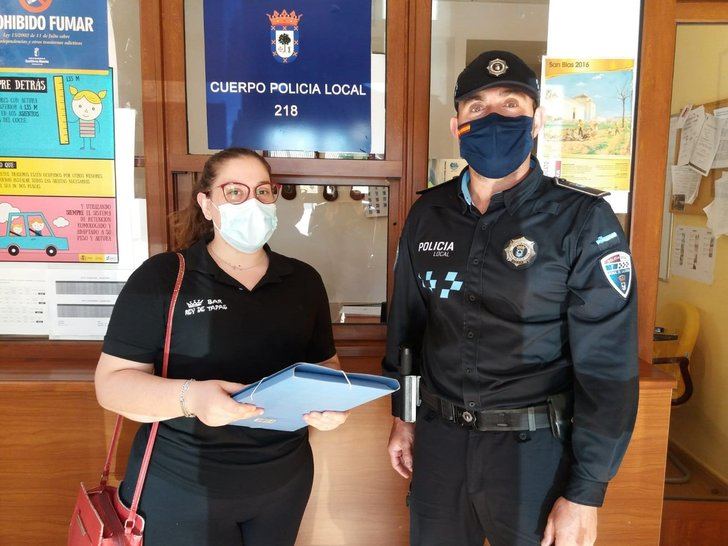 Una mujer entrega a la Policía 2.425 euros que se encontró en un bar de Moral de Calatrava (Ciudad Real)