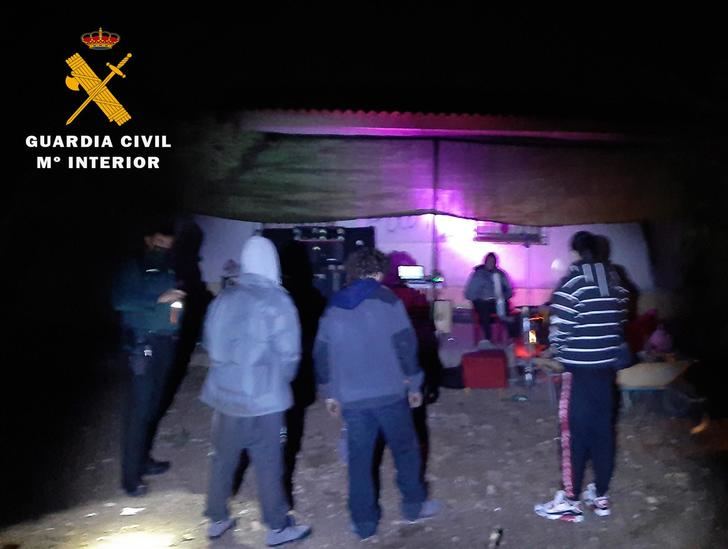 Disuelven una fiesta de 10 personas con alcohol y drogas en una casa de campo en Almansa (Albacete)
