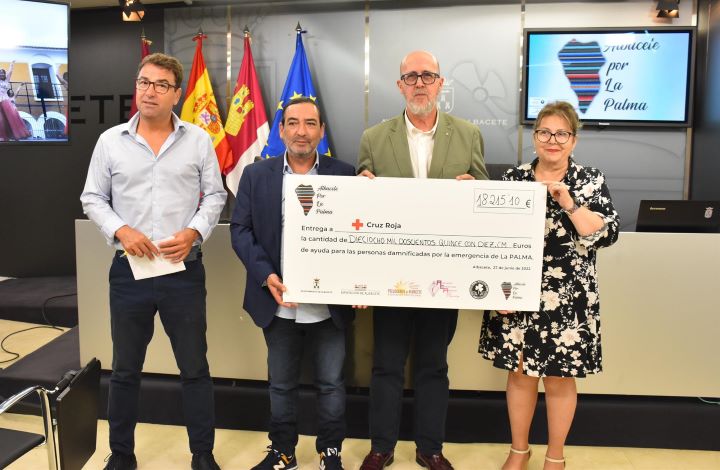 Cruz Roja recibe los 18.215 euros recaudados por el gremio de peluquería de Albacete a beneficio de La Palma