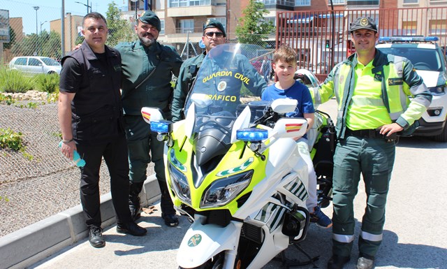 La Guardia Civil visita a los niños del Hospital General Universitario de Albacete