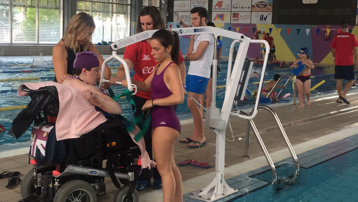 5.000 euros para ayudar a las personas con movilidad reducida a utilizar la piscina cubierta de La Roda