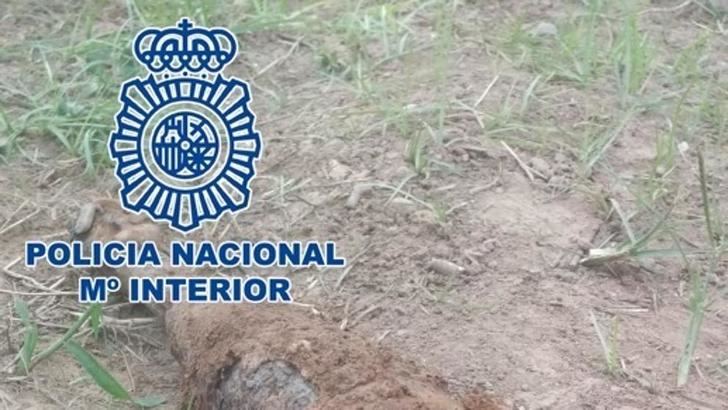 La Policía Nacional explosiona una granada de la guerra civil encontrada en el Canal de María Cristina, en Albacete
