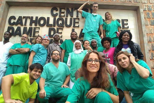Una microbióloga del Hospital de Guadalajara participa en una expedición traumatológica para atender a población en Camerún