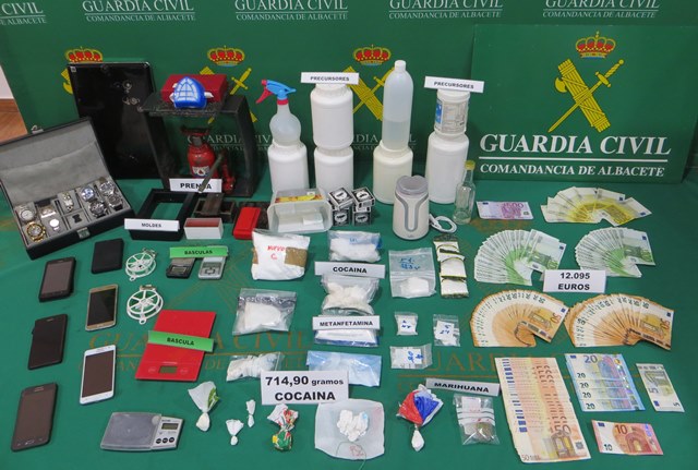 La Guardia Civil detiene a 8 personas en La Roda y Minaya y desmantela un laboratorio de adulteración de cocaína