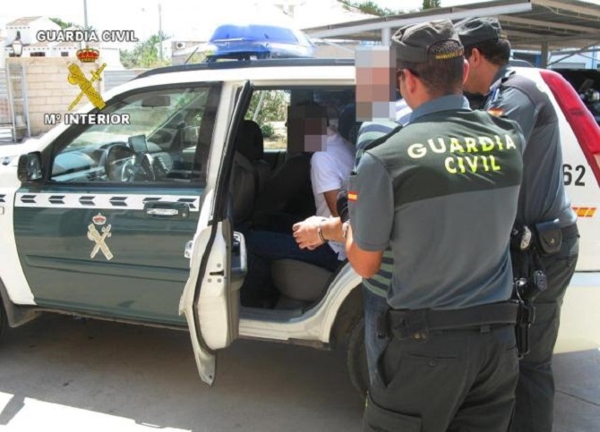 Un guardia civil destinado en Almansa (Albacete) detiene a un hombre en Mérida tras ver como introducía a su pareja en un maletero