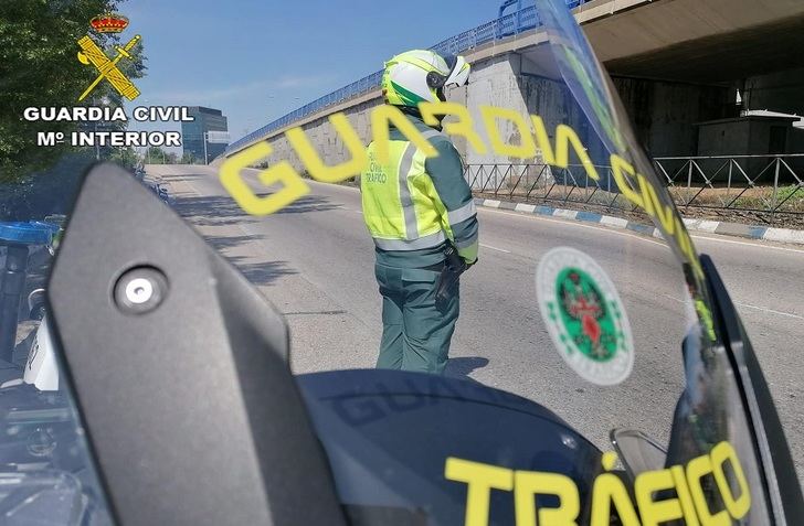 Investigan al conductor de un turismo que provocó un siniestro e hirió grave a otro en Cuenca