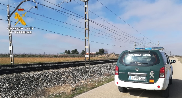 La Guardia Civil auxilia a una persona evitando que fuera arrollada por un tren en Villarrobledo (Albacete)
