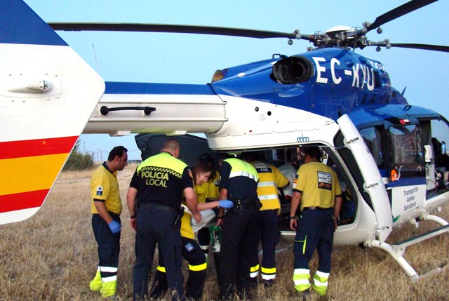 Difícil y largo rescate a un motorista que se salió de la vía y cayó por un barranco en Villatoya (Albacete)
