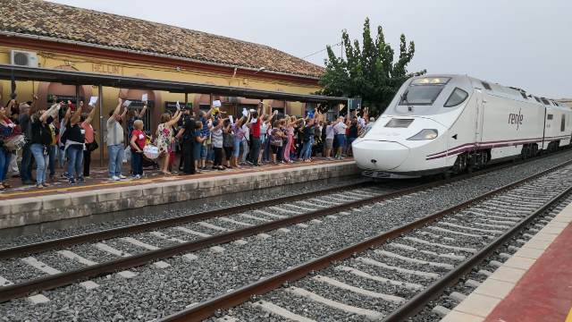 Unas 300 personas piden que pare en Hellín el tren híbrido Madrid-Cartagena