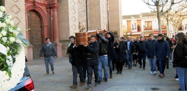 Mucho dolor en el entierro del joven Gonzalo, asesinado de una paliza en Herencia.
