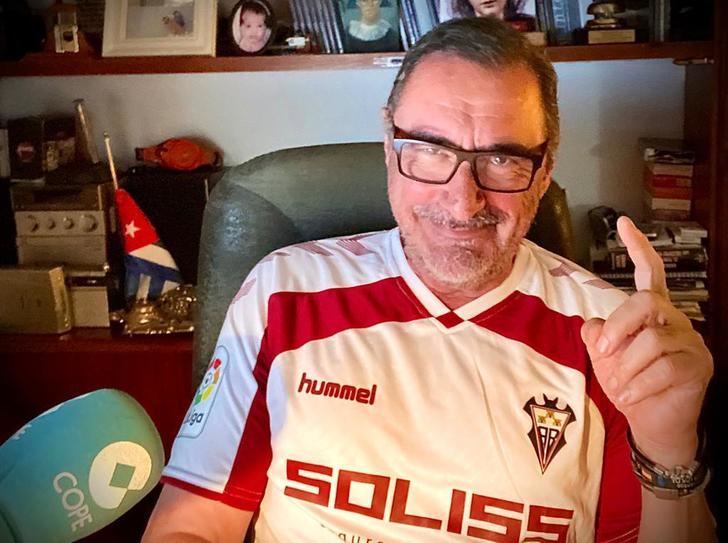 Carlos Herrera viste la camiseta del Albacete como apoyo al club manchego