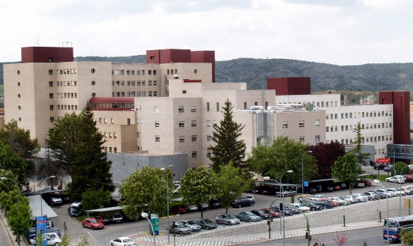 Trasladado al hospital un menor de 14 años tras precipitarse de un quinto piso en Cuenca