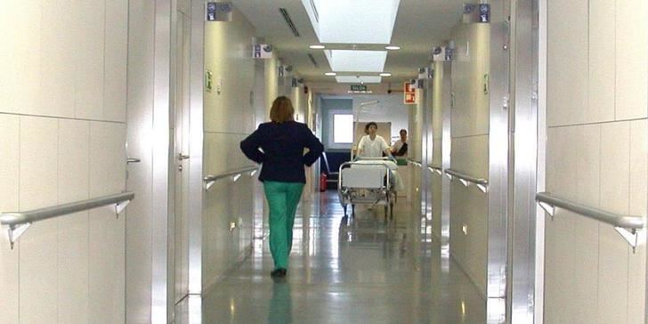 Trasladan al hospital a la mujer embarazada de 21 años atrapada el vuelco de un turismo en Alcabón (Toledo)