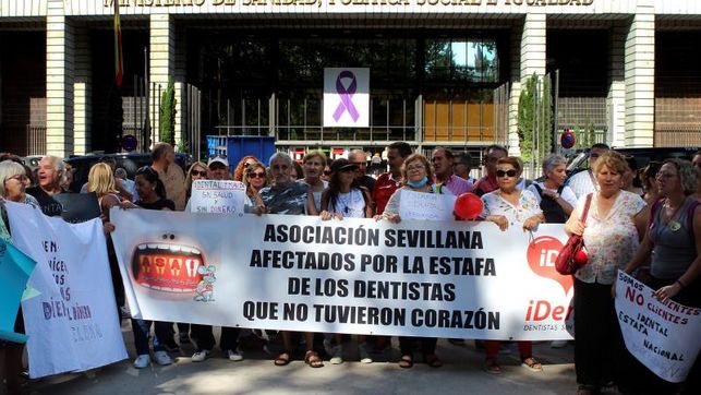 Imagen de archivo de una concentración de personas afectadas por el cierre de esta clínica en toda España.