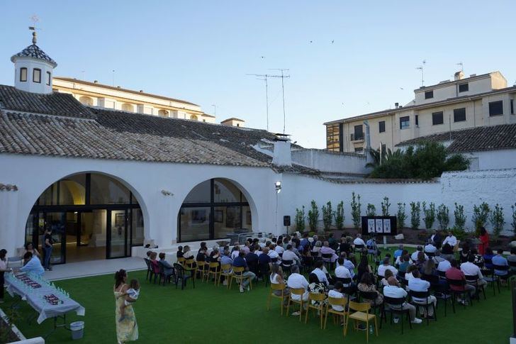 Inaugurado el Patio de la Posada en La Roda con un homenaje a los empresarios que “devolvieron” la vida al edificio