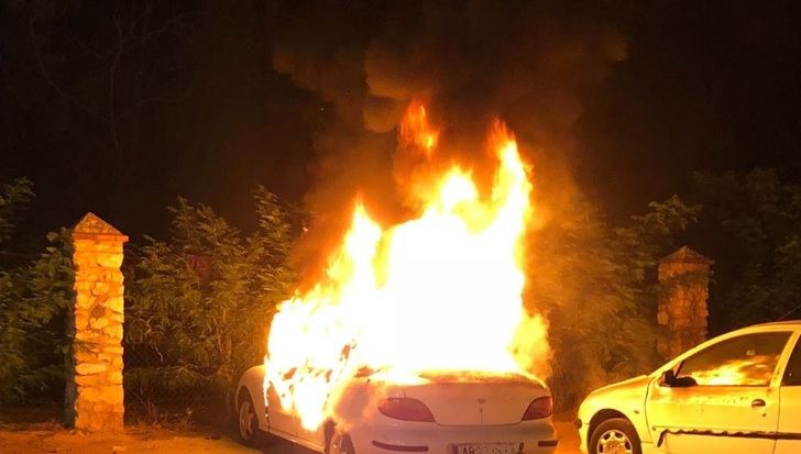 Los bomberos de Albacete tuvieron que intervenir durante la noche en incendios provocados de coches y contenedores