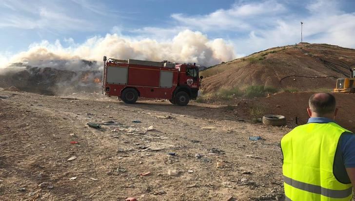 Controlado y perimetrado el incendio del vertedero de Albacete