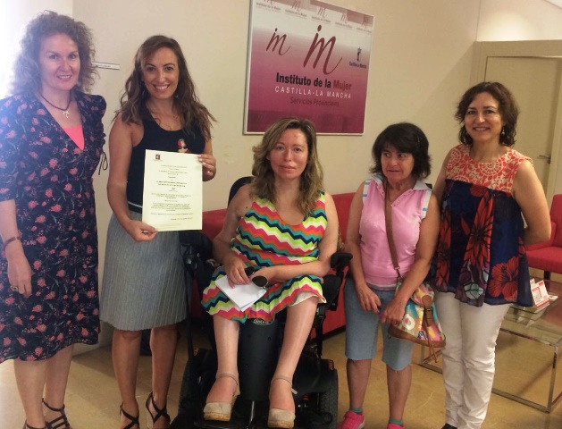 El Instituto de la Mujer de CLM, reconocido por la Asociación Luna de Albacete por garantizar la participación activa de este colectivo de mujeres con discapacidad