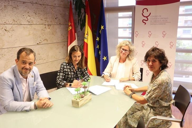 La Junta de Castilla-La Mancha firma un convenio con el Consejo de Colegios de Farmacéuticos en materia de drogodependencias