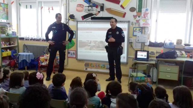 La Policía Local de La Roda participa activamente en las aulas de los escolares en las II Jornadas de Educación Vial