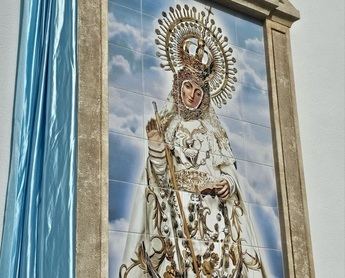El cementerio de La Roda ya cuenta con un nuevo retablo cerámico con la imagen de la Virgen de los Remedios