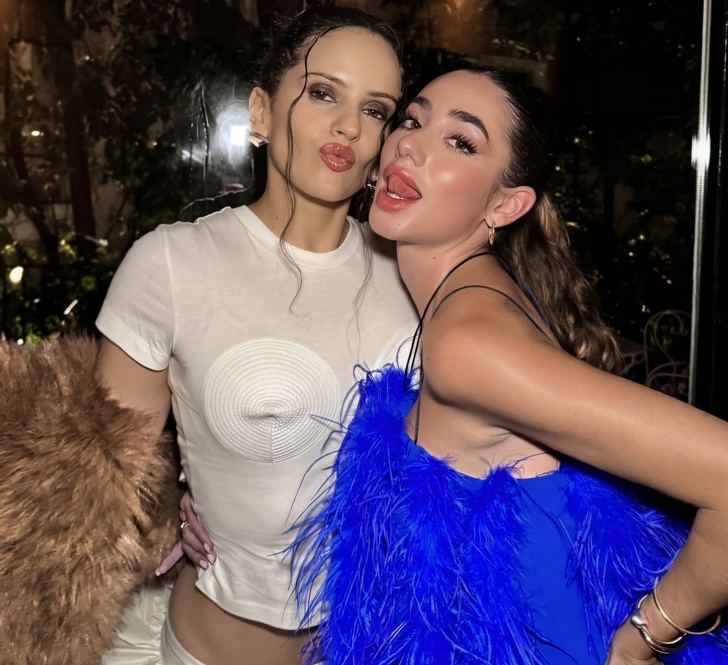 Lola Lolita sorprende en el cumpleaños de Rosalía con un vestido de JCPajares