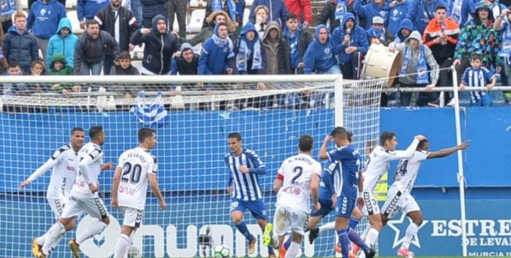 Bela celebra el gol de penalti que acaba de marcar y que daba el triunfo al Albacete.