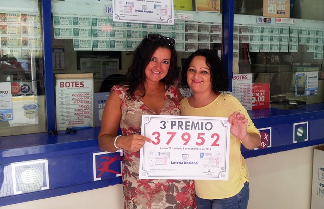 La Lotería Nacional se ‘suma’ a la Feria de Albacete con el tercer premio en la administración 11, en la calle Albarderos