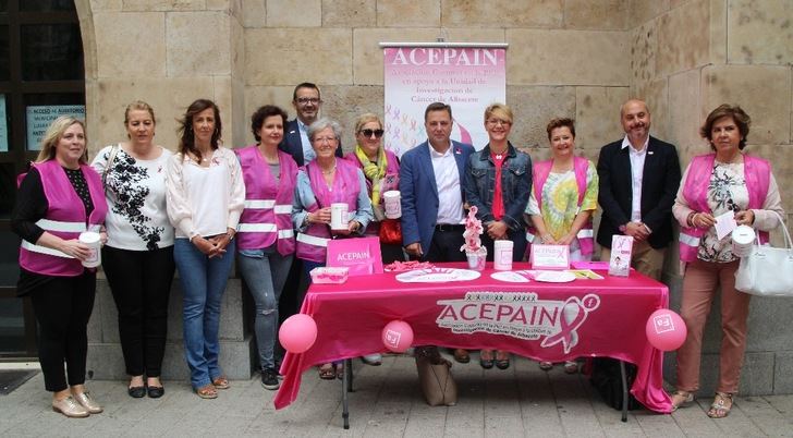 La cuestación de ACEPAIN en Albacete muestra el esfuerzo para luchar contra el cáncer
