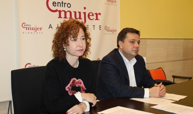 La concejal María Ángeles Martínez y el alcalde Manuel Serrano, anunciaron el nombre de las mujeres que serán reconocidas.