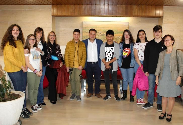 El alcalde de Albacete recibe a alumnos del IES Los Olmos de Albacete para conocer su participación en el programa ‘Erasmus+ka3’