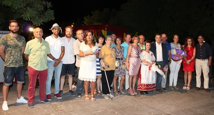 Serrano y otros políticos en las fiestas del barrio Llanos del Águila-Imaginalia.