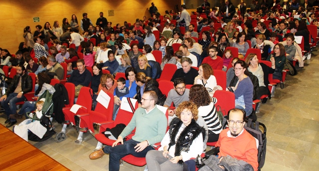 Los padres y madres de los alumnos de María Moliner de Albacete rinden también homenaje a la constitución