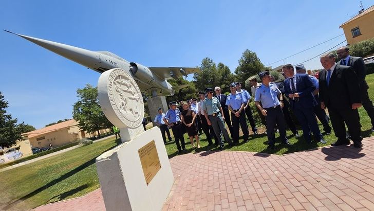 La Base Aérea de Albacete ya luce el monolito sufragado por la Diputación para conmemorar el 50 Aniversario del Ala 14