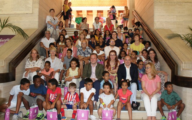 Visita al Ayuntamiento de Albacete de los 73 participantes del programa ‘Vacaciones en Paz’