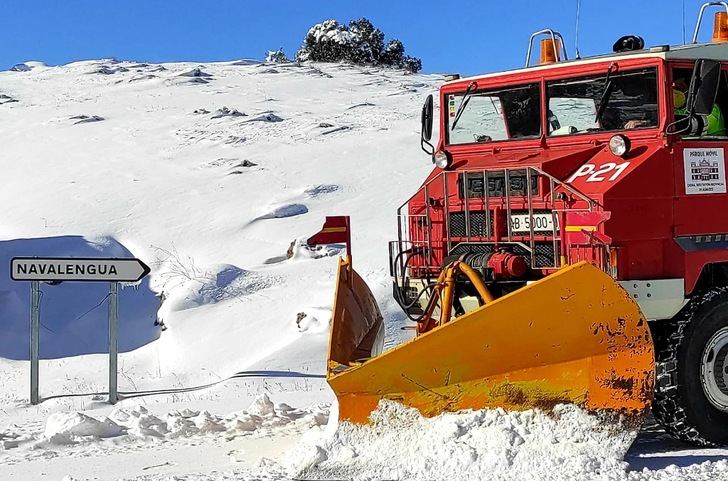 Las máquinas de la Diputación de Albacete han trabajado sin descanso en un fin de semana de mucha nieve y frío