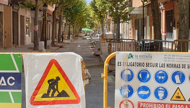 Este tramo de Blasco Ibáñez hasta la calle Hermanos Jiménez está cerrado y excepto algunas horas concretas al día, así lo ha estado todo el verano.