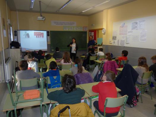 Alumnos de centros educativos de Castilla-La Mancha reciben información sobre el teléfono de emergencia 112